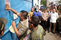 Tak Miliki Izin TDG, Pemkot Surabaya dan Polres Tanjung Perak Segel Gudang Sentoso Seal