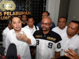 Tuntaskan Masalah, Wali Kota Eri Kawal Langsung Laporan Penahanan Ijazah ke Kantor Polisi