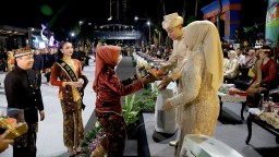 Wali Kota se-Indonesia Pakai Baju Adat Meriahkan Karnaval Budaya Munas APEKSI 2025 Surabaya