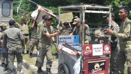 Kembalikan Fungsi Fasum, Pemkot Surabaya Gencar Tertibkan PKL dan Bangunan Liar