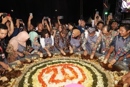 Pemkot Surabaya Hidupkan Memori THR-TRS Lewat Festival Rujak Uleg 2025