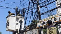 Pemkot Surabaya Tertibkan Kabel Utilitas Ilegal di Lima Lokasi