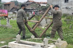 Berantas Indikasi Judi Merpati, Satpol PP Surabaya Tertibkan Bekupon di TPU Rangkah