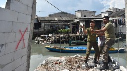 Satpol PP Surabaya Tertibkan Bangunan Liar di 200 Meter Awal Sungai Kalianak 