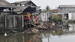 Satpol PP Surabaya Berikan Surat Peringatan ke-3 dan Tertibkan Bangunan di Bantaran Sungai Kalianak
