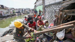 Pemkot Surabaya Tambah Alat Berat Dukung Percepatan Penertiban Bangli di Sungai Kalianak