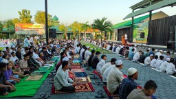 Keluarga Besar Kodim 0817/Gresik Gelar Sholat Idul Adha 1446 H Tahun 2025 di Lapangan Makodim