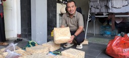 DPC PKS Mulyorejo Bungkus Daging Kurban Pakai Besek