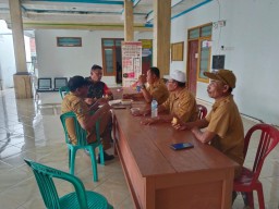 Babinsa Menganti Jalin Sinergi Lewat Komsos Bersama Perangkat Desa Domas
