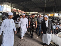 Kodim 0817/Gresik Hadiri Majelis Dzikir Maulidurrasul dan Haul Akbar Gresik 2025, Dihadiri Ribuan Jamaah