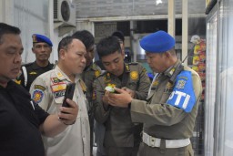 Satpol PP Surabaya Sita Puluhan Botol Miras, Toko Nekat Jual Berulang Kali Disegel!