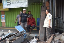 Satpol PP Surabaya Tertibkan PKL dan Kendaraan Parkir Liar di Trotoar Kedungdoro
