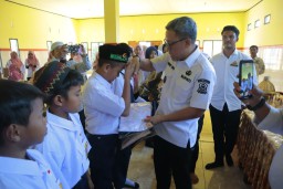 Penyerahan Bantuan Seragam Sekolah, Bupati Jeneponto Dorong Pemerataan Pendidikan Berkualitas