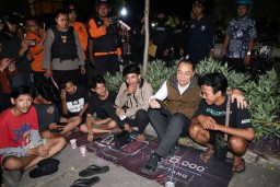 Momen Unik Wali Kota Eri Video Call Orang Tua Anak Saat Sweeping Jam Malam