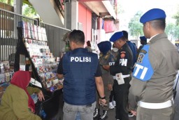 Satpol PP Surabaya dan Bea Cukai Sidoarjo Sita 981 Bungkus Rokok Ilegal