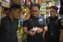 Satpol PP dan Bea Cukai Sidoarjo Sita Puluhan Bungkus Rokok Ilegal di Surabaya Timur