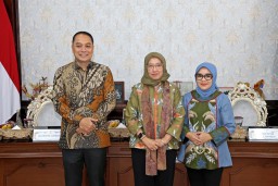 Wali Kota Eri Cahyadi Paparkan Capaian Pembangunan Surabaya di Hadapan Menteri PAN-RB