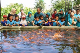 Peringati HAN 2025, Anak Surabaya Diajak Panen Sayur dan Ikan di Mini Agrowisata
