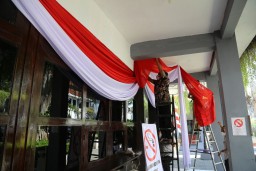 Semarakan HUT Ke-80 RI, ASN Surabaya Sukseskan Pembagian Ribuan Bendera Merah Putih 