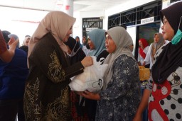 Wagub Fatmawati Serahkan Bantuan di Jeneponto, Tegaskan Intervensi Nyata Tekan Stunting dan Kemiskinan Ekstrem