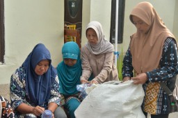 Bank Sampah dan Jahit Jadi Andalan Kampung Pancasila Rangkah