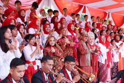 Kenakan Baju Adat Minang, Wali Kota Eri Tekankan Semangat Kebhinekaan di HUT ke-80 RI