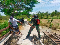 Serka Efri Bantu Warga Perbaiki Jembatan Rusak di Desa Neroh, Modung