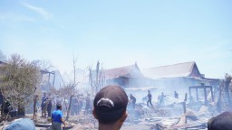 Bupati Jeneponto H. Paris Yasir Tinjau Lokasi Kebakaran di Dusun Junggea, Desa Maccinibaji, Kecamatan Batang