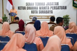 Serah Terima Jabatan DWP Kota Surabaya, Wali Kota Eri Dorong Kolaborasi antar Organisasi Wanita Tangani Masalah Sosial