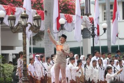 Wali Kota Eri Cahyadi Perankan Tokoh Residen Soedirman di Teatrikal Kolosal Perobekan Bendera “Surabaya Merah Putih”