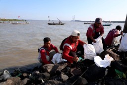 Pemkot Surabaya Ajak Ribuan Warga Bersihkan Pantai Tambak Wedi di Hari World Cleanup Day