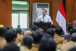 Cegah Praktik Pungli, Wali Kota Eri Minta Lurah dan Camat Buat Edaran ke Rumah Warga: Urus Adminduk Gratis