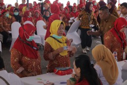 Pemkot Surabaya Salurkan BLT DBHCHT 2025 untuk 8.767 Penerima