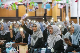 Ribuan Ibu PKK Surabaya Rebutan Peralatan Rumah Tangga Saat Ikuti Tradisi “Brayakan” Maulid Nabi