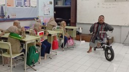 Aam Pelukis Difabel dengan Segudang Prestasi