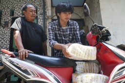 Kisah Ibra Maulana: Semangat Baja Terus Belajar, Ringankan Beban Ayah Berkat Beasiswa Pemuda Tangguh Pemkot Surabaya