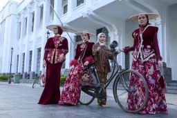 Dekranasda Bersama Gita Orlin, Angkat Batik Surabaya ke Panggung Modest Fashion Internasional