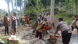 Babinsa Geger Ajak Warga Gotong Royong Cor Jalan Desa