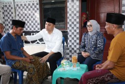Momen Haru Takziah Korban Reruntuhan Ponpes Al Khoziny, Wali Kota Eri Cahyadi Kuatkan Keluarga Korban