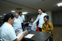 Tinjau Verifikasi Beasiswa Pemuda Tangguh, Wali Kota Eri Cahyadi: Hanya Keluarga Miskin yang Jadi Prioritas Utama