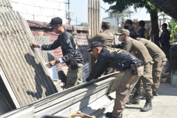 Pulihkan Fungsi Drainase, 11 Bangunan Liar di Ketintang Ditertibkan Satpol PP Surabaya