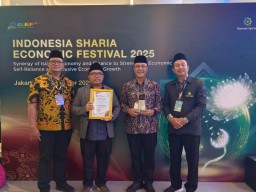 Gerakan Wakaf USurabaya Catat Rekor Tertinggi, Wali Kota Eri Cahyadi Raih Penghargaan Agregator