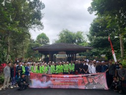Aliansi Mahasiswa Nusantara Ziarah ke Makam Soeharto, Sampaikan Terima Kasih Mendalam pada Pemerintah