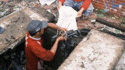 Awas! Buang Sampah Kasur dan Sofa di Sungai Surabaya Bisa Masuk Bui