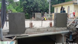 Pemasangan Pengaman Jembatan di Jalan Raya Ngampel Rampung, Tingkatkan Keselamatan Warga