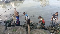 Babinsa Kamal Ikut Karya Bakti HUT Polairud ke-75 di Pelabuhan Kamal