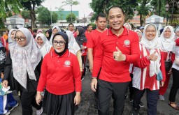 Semarak HUT PGRI dan HGN 2025, Wali Kota Eri Cahyadi bersama 15.000 Guru se-Surabaya Ikuti Jalan Sehat
