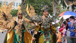 Plaza Internatio Kota Lama Penuh Warna! SFF 2025 Suguhkan Pawai Kostum Spektakuler