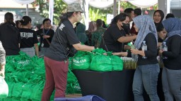 Pemkot Surabaya, Mawar Sharon, dan Polri Salurkan 4.000 Paket Sembako Lewat Christmas Movement