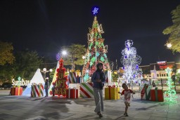 Pemkot Surabaya Pasang Dekorasi Natal